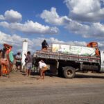 Famílias organizando seu material em caminhão após despejo na ocupação Nestor Makhno em Massapê, Ceará. 6 de Dezembro de 2023.
